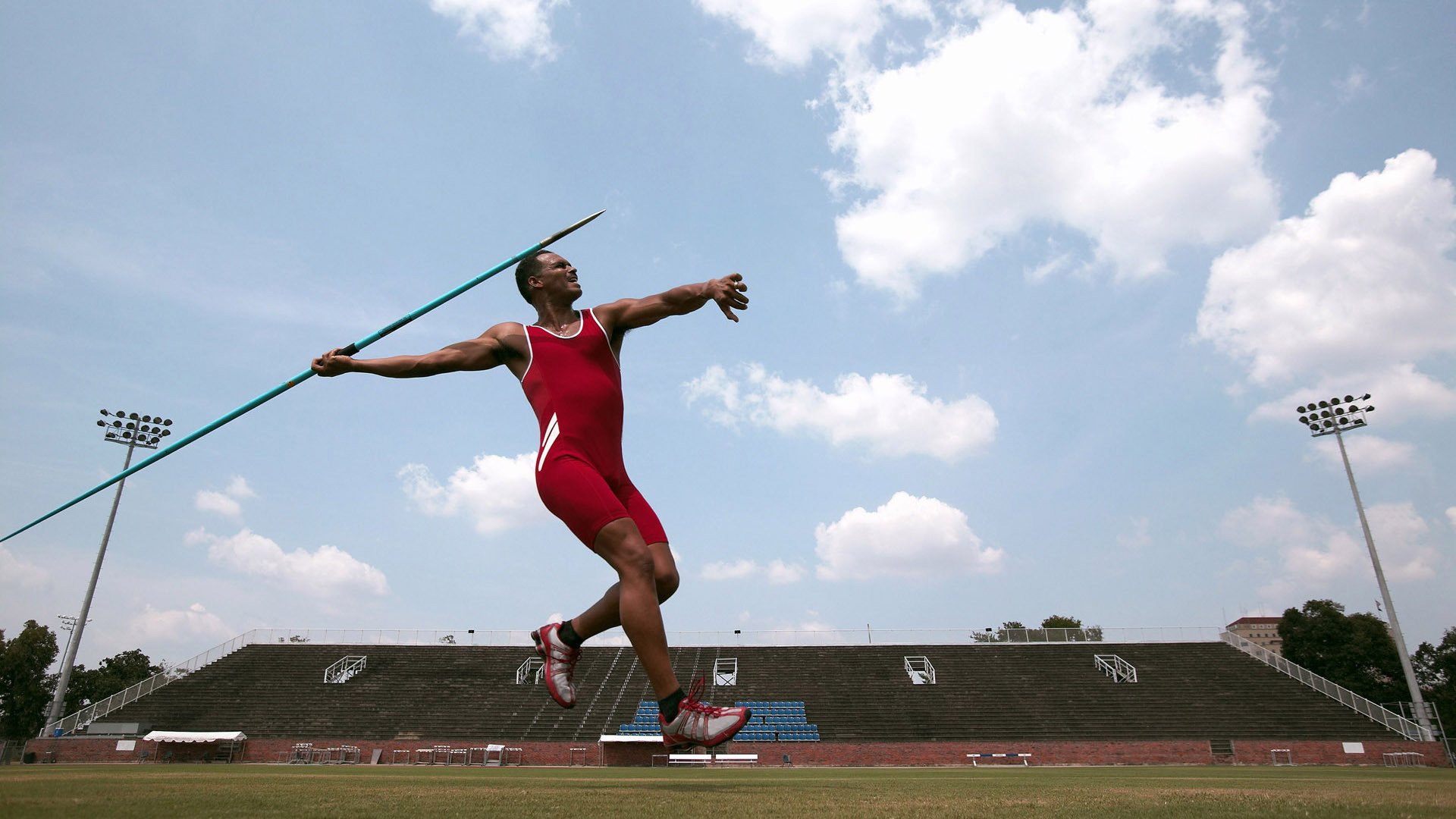 孤勇者的引擎轰鸣，周冠宇扛起全队，迈凯伦翻盘红牛二队的逆袭启示录