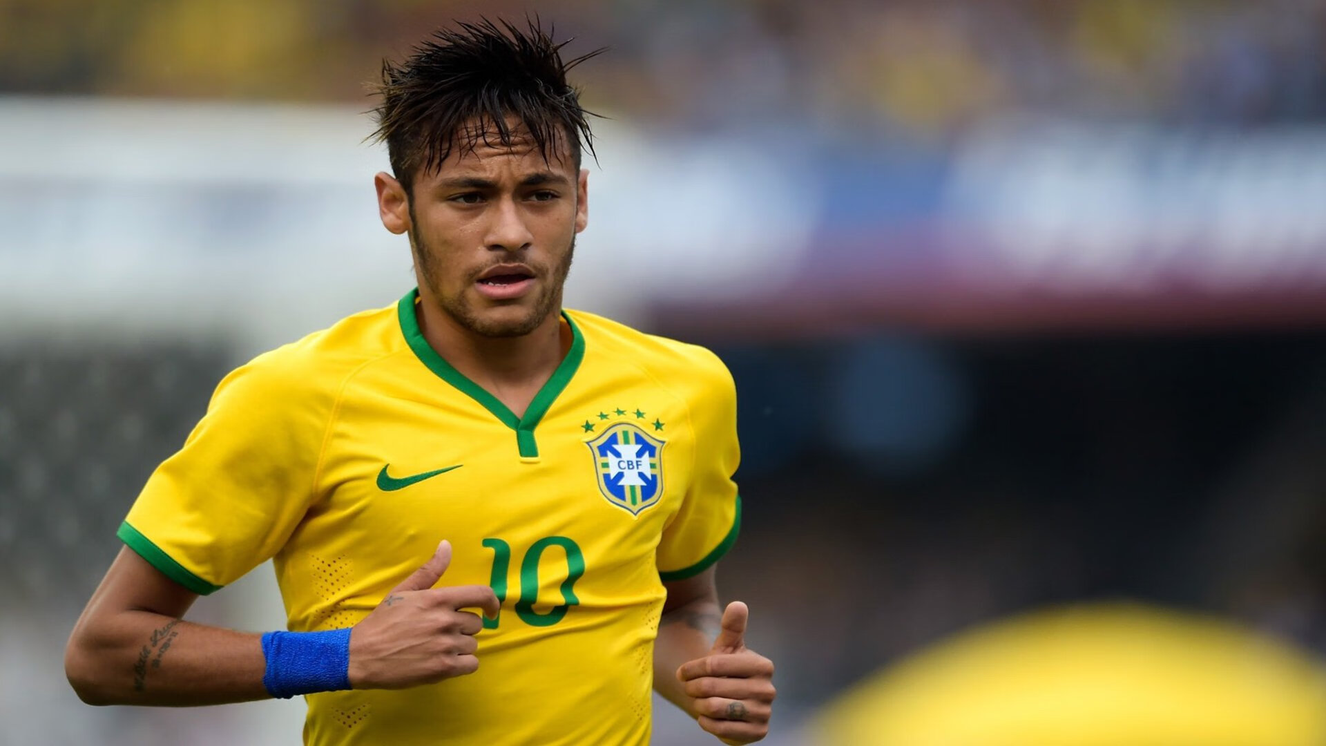 赛道上的红色风暴，红牛车队横扫阿斯顿马丁，佩雷兹惊艳四座