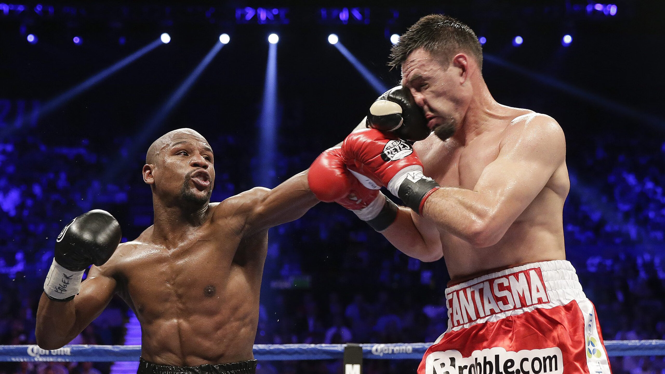 雄鹿碾压快船，恩比德刷新纪录，一个夜晚的双重震撼